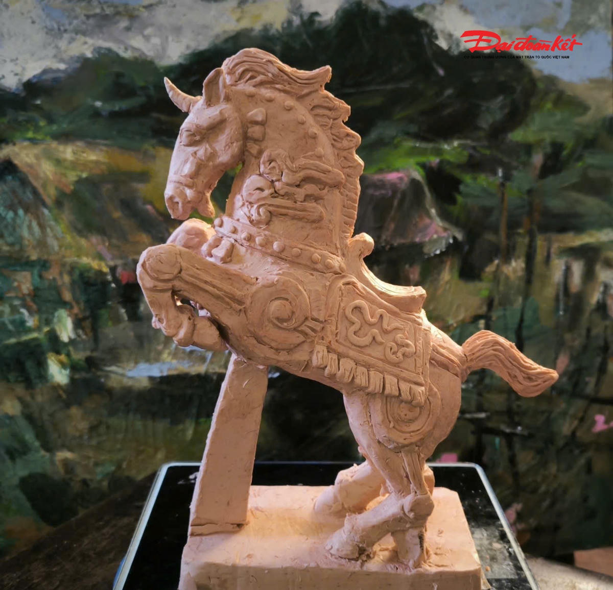 Để hoàn thiện một tác phẩm, các nghệ nhân phải trải qua nhiều công đoạn thủ công hết sức kỳ công. Từ khâu tạo mẫu bằng đất sét ban đầu, làm khuôn âm bản, cho đến quá trình đúc chuyển sang các chất liệu bền vững như đồng hoặc composite, mỗi bước đều đòi hỏi độ chính xác cao và sự tỉ mỉ gần như tuyệt đối.