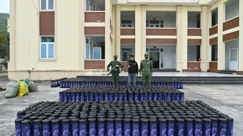 Đối tượng và tang vật&nbsp;1.364 bình khí N2O bị lực lượng Biên phòng Quảng Ninh bắt giữ.