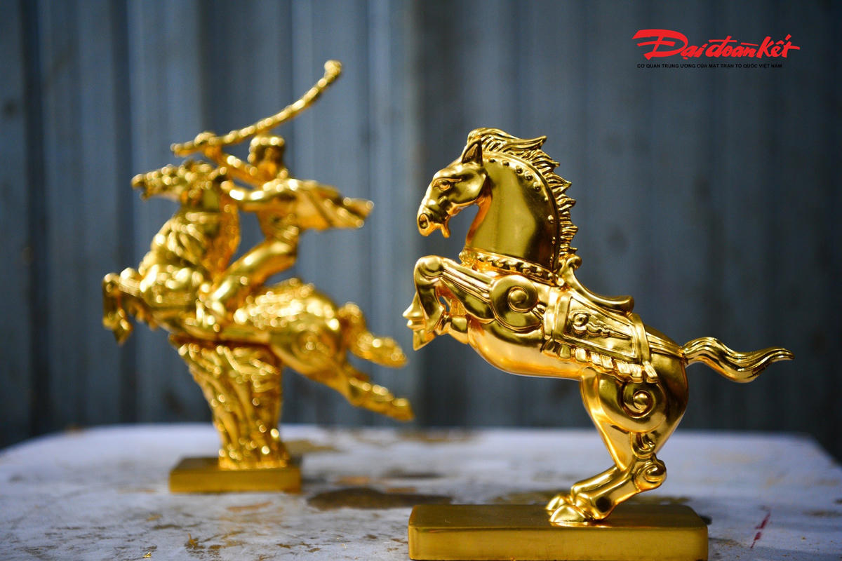 Theo ghi nhận của PV Báo Đại đoàn kết, những ngày này, một xưởng chế tác tại Hà Nội đang tất bật chuẩn bị cho thị trường quà Tết Bính Ngọ với loạt linh vật ngựa mang thiết kế độc đáo, giàu giá trị nghệ thuật. Bên cạnh các sản phẩm làm từ đồng đúc hay sơn mài truyền thống, những mẫu ngựa mạ vàng 24K có giá trị cao đang trở thành tâm điểm chú ý, thu hút sự quan tâm của giới sưu tầm và khách hàng tìm kiếm quà biếu cao cấp dịp Tết.