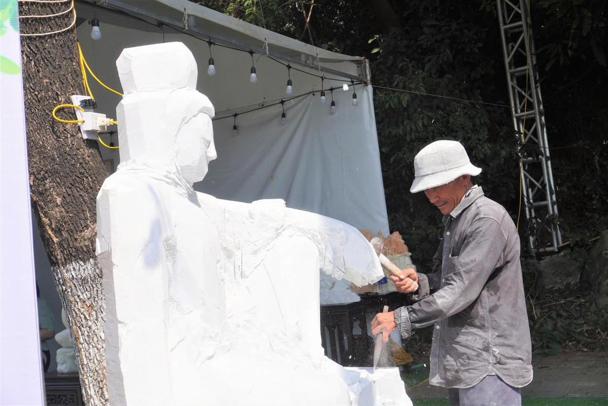 Làng nghề điêu khắc đá mỹ nghệ Non Nước nỗ lực bảo tồn nghề truyền thống hơn 300 năm. Ảnh: Nguyễn Tú.