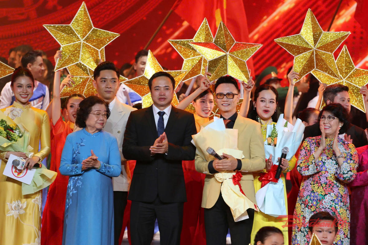 Các lãnh đạo, nguyên lãnh đạo trung ương và TP Hồ Chí Minh tham gia chương trình. Ảnh: Hồng Phúc.