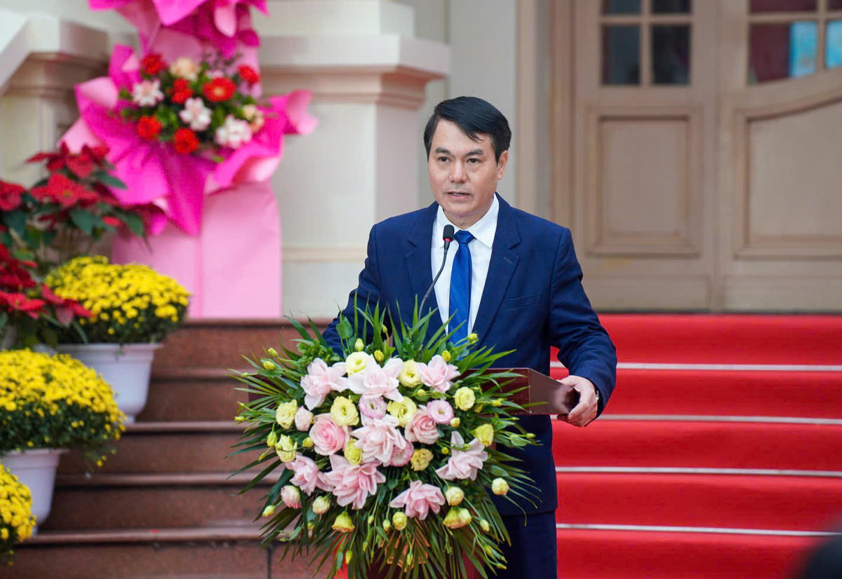 Phát biểu khai mạc, ông Nguyễn Xuân Dũng - Giám đốc Thư viện Quốc gia Việt Nam cho biết: Triển lãm tư liệu "Đảng Cộng sản Việt Nam qua các kỳ Đại hội" như một hoạt động thiết thực chào mừng thành công của Đại hội XIV; đồng thời góp phần tuyên truyền sâu rộng về vai trò, sứ mệnh lịch sử và quá trình lãnh đạo cách mạng của Đảng Cộng sản Việt Nam. Ảnh: NH.

