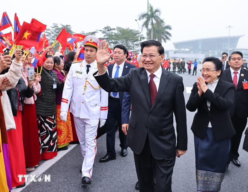 Lễ đón Tổng Bí thư Ban Chấp hành Trung ương Đảng Nhân dân cách mạng Lào, Chủ tịch nước Cộng hòa Dân chủ Nhân dân Lào Thongloun Sisoulith và Phu nhân tại sân bay Quốc tế Nội Bài. (Ảnh: Minh Đức/TTXVN).