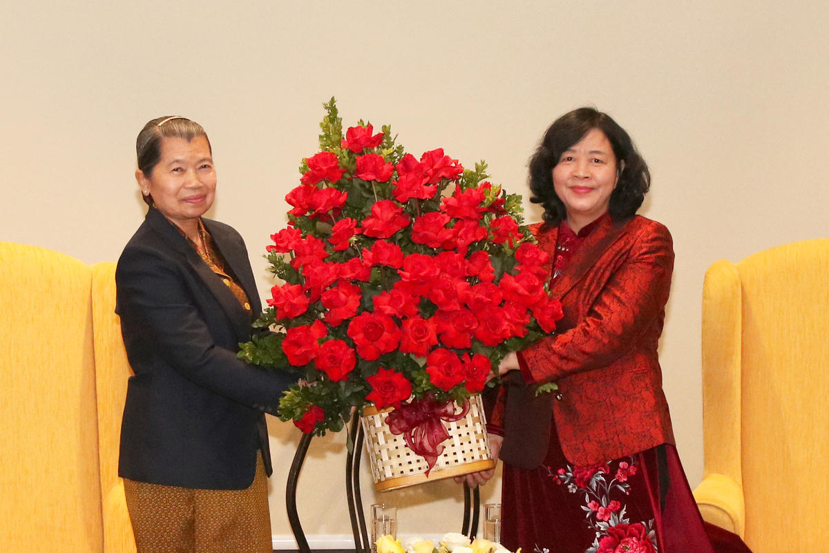 Chủ tịch UBTƯ MTTQ Việt Nam Bùi Thị Minh Hoài và Chủ tịch Hội đồng Quốc gia Mặt trận Đoàn kết Phát triển Tổ quốc Campuchia Men Sam An.