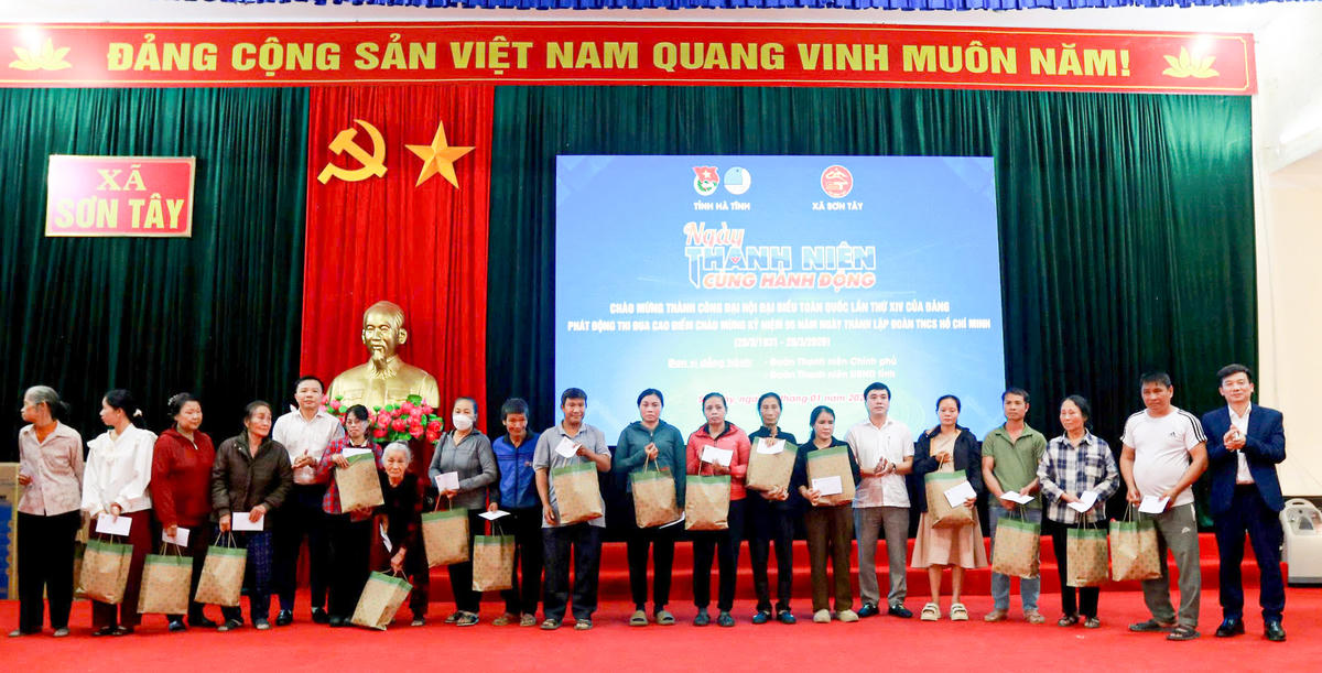 Trao tặng 220 suất quà cho các hộ dân, thanh thiếu nhi có hoàn cảnh khó khăn. Ảnh: Cẩm Kỳ&nbsp;