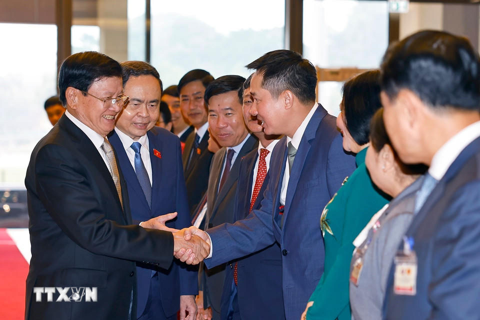 Chủ tịch Quốc hội Trần Thanh Mẫn và đoàn đại biểu Việt Nam đón Tổng Bí thư, Chủ tịch nước Lào Thongloun Sisoulith. (Ảnh: Doãn Tấn/TTXVN)