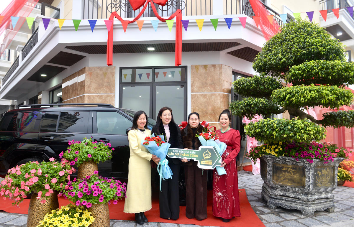 Đại diện chủ đầu tư chúc mừng nhà đầu tư đến từ Hà Nội đã trúng đấu giá&nbsp;căn góc thương mại số 10 lô TM03.&nbsp;