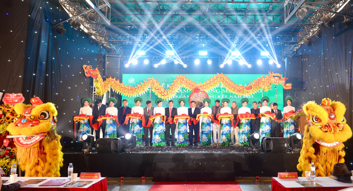 Ông Nguyễn Đức Tâm, Tổng Giám đốc Đức Dương Group kiêm Giám đốc Công ty TNHH Đại Kim Sơn HD cùng các đại biểu cắt băng khánh thành dự án.
