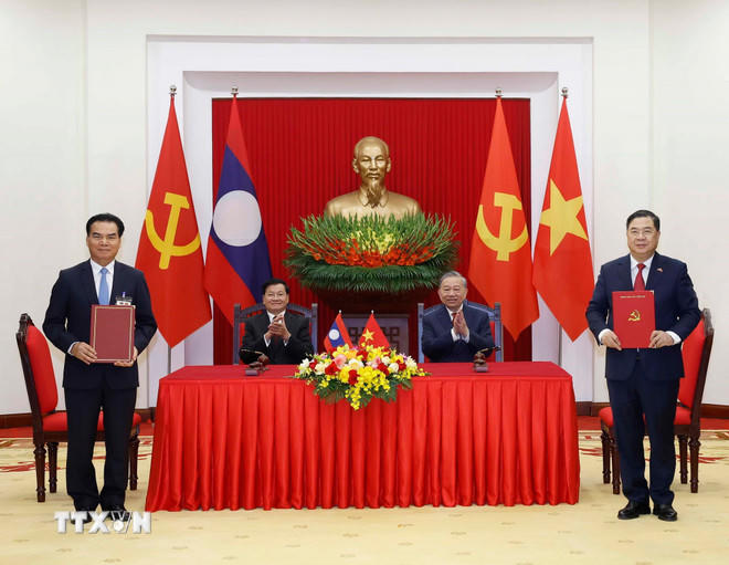 Tổng Bí thư Tô Lâm và Tổng Bí thư, Chủ tịch nước Lào Thongloun Sisoulith chứng kiến lễ ký Thỏa thuận hợp tác giữa Văn phòng Trung ương Đảng Cộng sản Việt Nam và Văn phòng Trung ương Đảng Nhân dân Cách mạng Lào giai đoạn 2026-2030. (Ảnh: Thống Nhất/TTXVN).