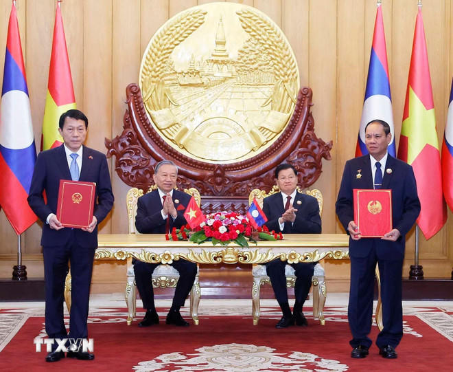 Tổng Bí thư Tô Lâm và Tổng Bí thư, Chủ tịch nước Lào Thongloun Sisoulith chứng kiến trao Kế hoạch hợp tác năm 2026 giữa Bộ Công an Việt Nam và Bộ Công an Lào; Thỏa thuận giữa Bộ Công an Việt Nam và Bộ Công an Lào về xây dựng dự án Trung tâm Chỉ huy Bộ Công an Lào. (Ảnh: Thống Nhất/TTXVN).