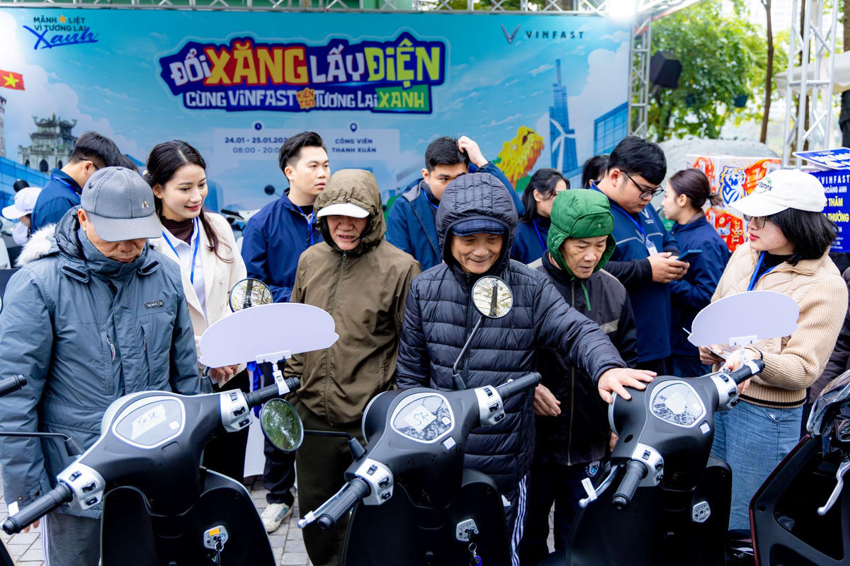 Xe máy điện VinFast “được lòng” từ học sinh, nhân viên văn phòng tới người lớn tuổi