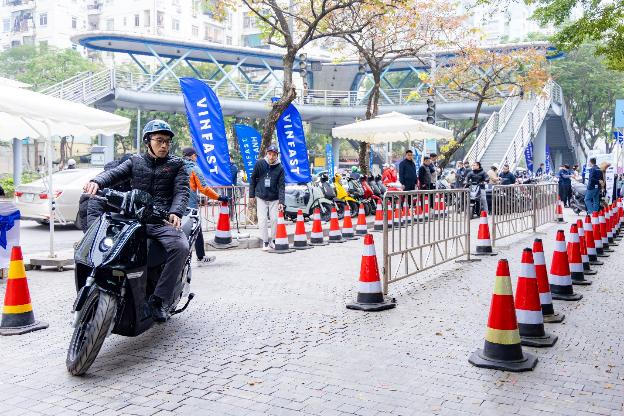 Người dùng trải nghiệm khả năng vận hành của các mẫu xe điện VinFast