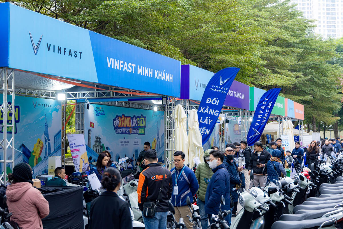 Ngay từ sáng sớm, nhiều khách hàng đã có mặt tại các gian hàng VinFast tại Hà Nội để tìm hiểu về xe điện