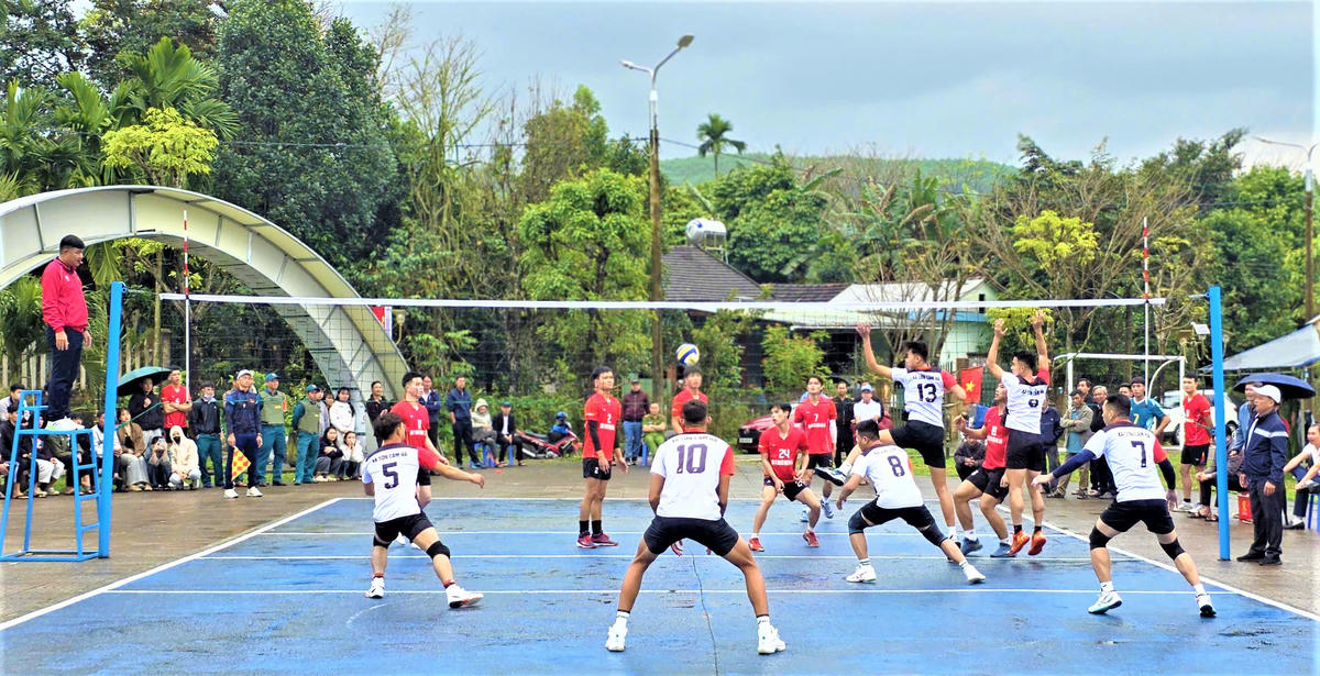 Các đội tham gia giải  bóng chuyền nam mở rộng-Tranh cúp Agribank ở xã Sơn Cẩm Hà. Ảnh: CV.

