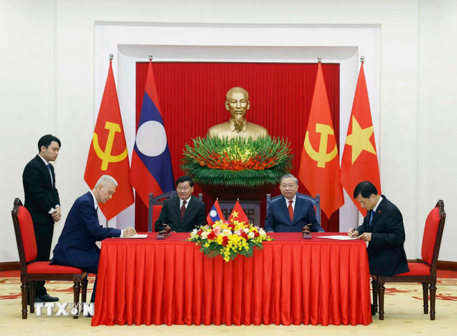 Tổng Bí thư Tô Lâm và Tổng Bí thư, Chủ tịch nước Lào Thongloun Sisoulith chứng kiến lễ ký Biên bản thỏa thuận hợp tác giữa Đảng bộ, Chính quyền Thủ đô Hà Nội và Đảng bộ, Chính quyền Thủ đô Vientiane giai đoạn 2026-2030. (Ảnh: Thống Nhất/TTXVN).