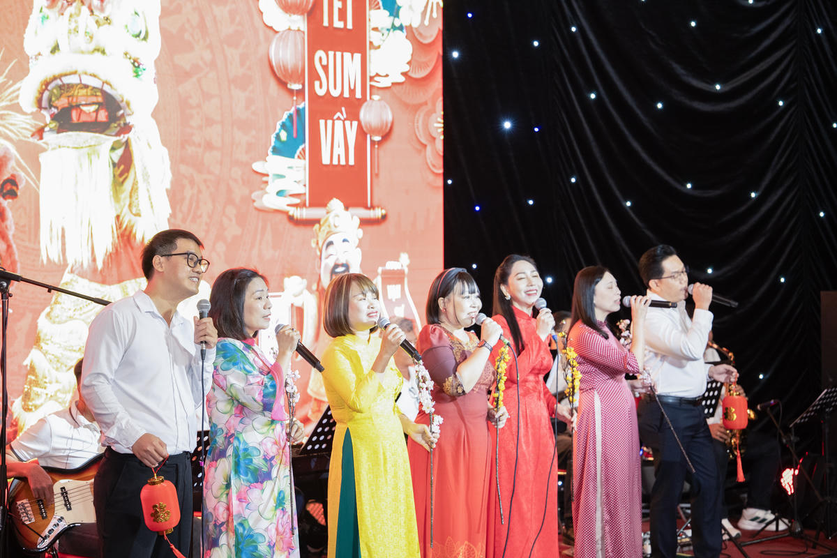 Các tiết mục đều do chính những “ca sĩ blouse trắng” thực hiện. Ảnh: BV