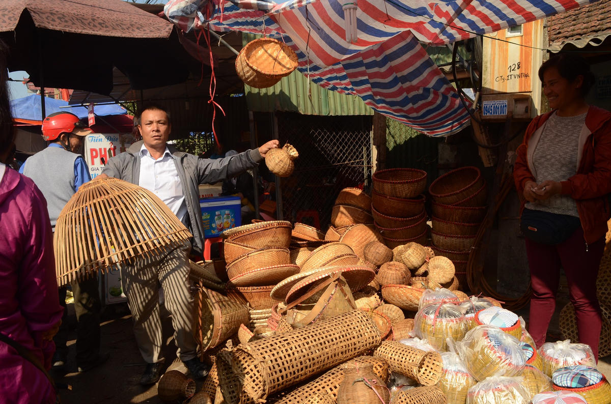 Dụng cụ phục vụ đời sống nông nghiệp, nông dân, nông thôn bày bán ở chợ Viềng. Ảnh: Duy Hưng.