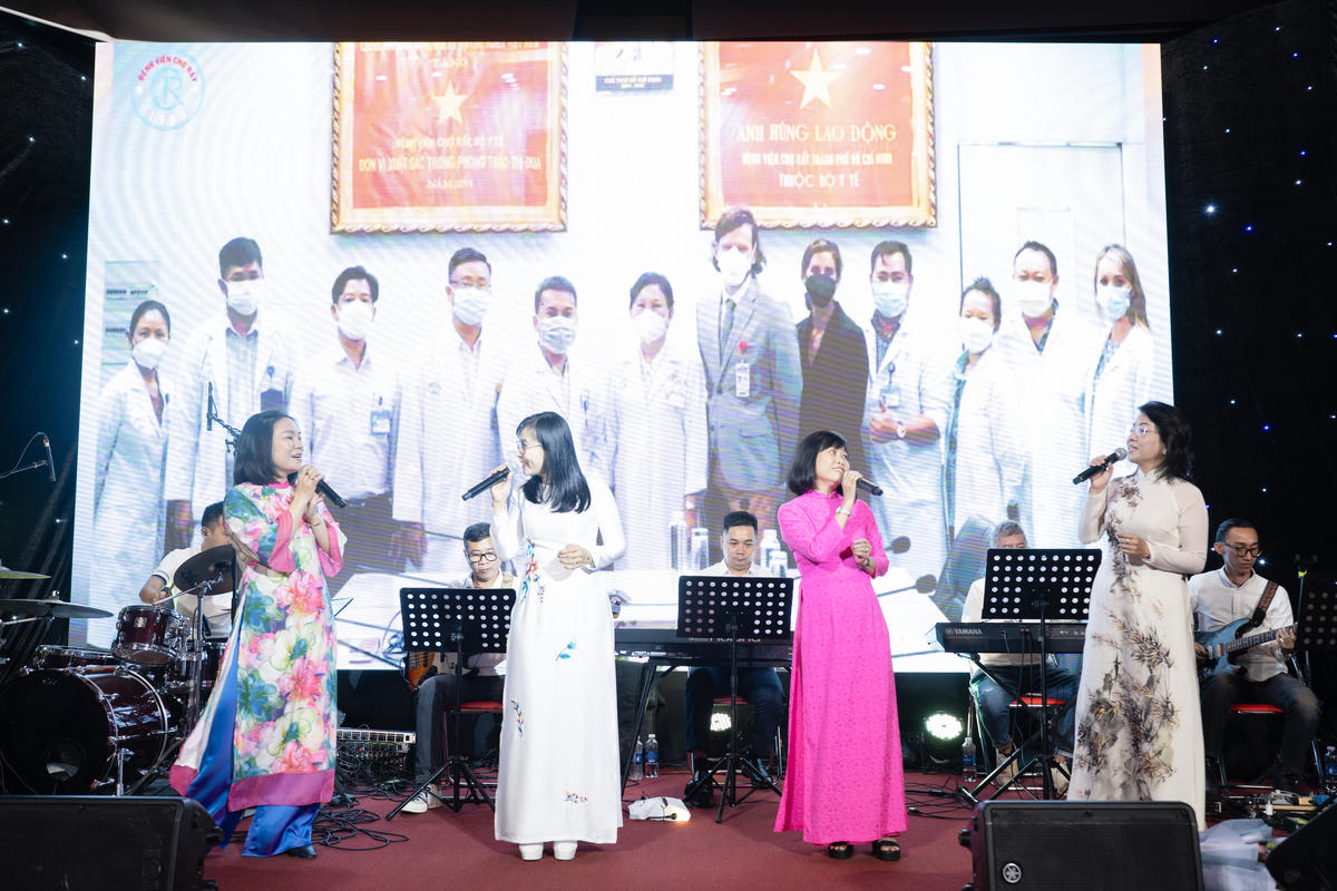 Những giai điệu quen thuộc giúp xoa dịu nỗi lo bệnh tật cho bệnh nhân và người thân. Ảnh: BV