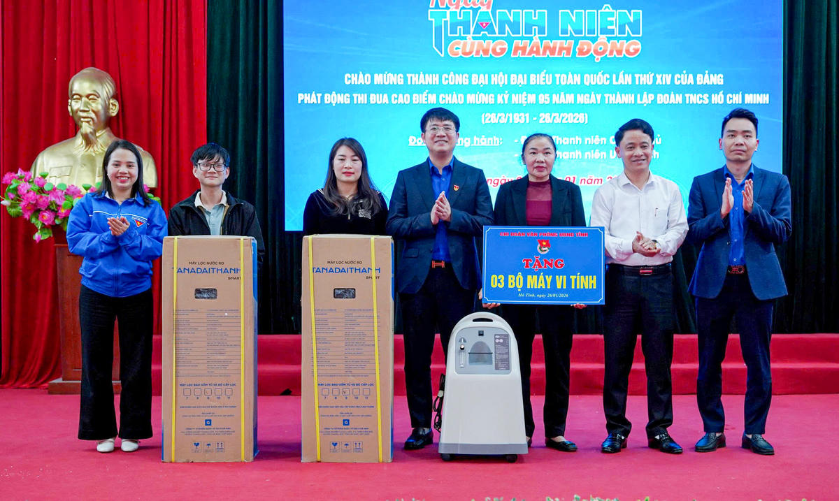 Chương trình trao tặng Trạm y tế xã Sơn Tây máy thở oxy, máy tính và hỗ trợ máy lọc nước cho thôn Hà Chua, hộ dân khó khăn. Ảnh: Cẩm Kỳ&nbsp;