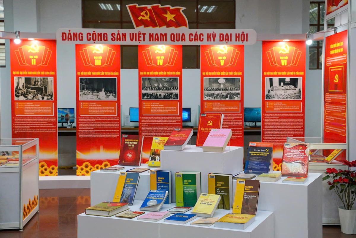 Trưng bày tư liệu chào mừng thành công Đại hội đại biểu toàn quốc lần thứ XIV của Đảng
