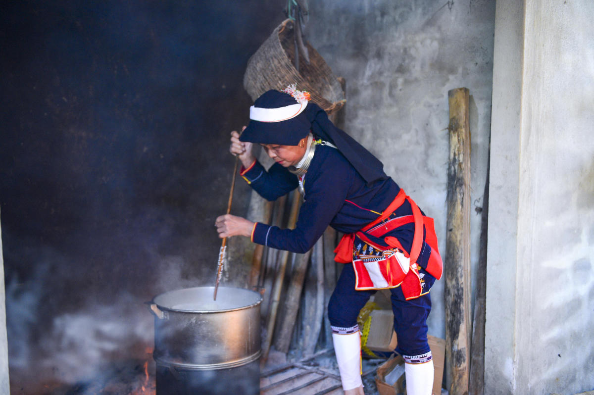 Xôi nếp chín là nguyên liệu để làm bánh giầy. Ảnh: Đình Minh