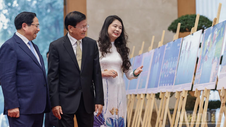 Thủ tướng Chính phủ Phạm Minh Chính giới thiệu với Tổng Bí thư, Chủ tịch nước Lào Thongloun Sisoulith triển lãm ảnh về quan hệ hữu nghị đặc biệt Việt Nam-Lào. (Ảnh: TRẦN HẢI)