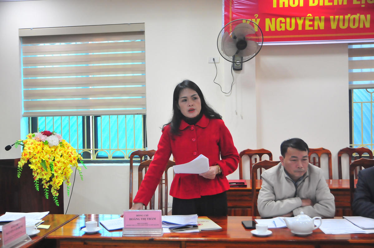 Bà Hoàng Thị Thắm - Phó Giám đốc Sở Dân tộc và Tôn giáo tỉnh Tuyên Quang phát biểu tham luận. Ảnh: Xuân Trường.