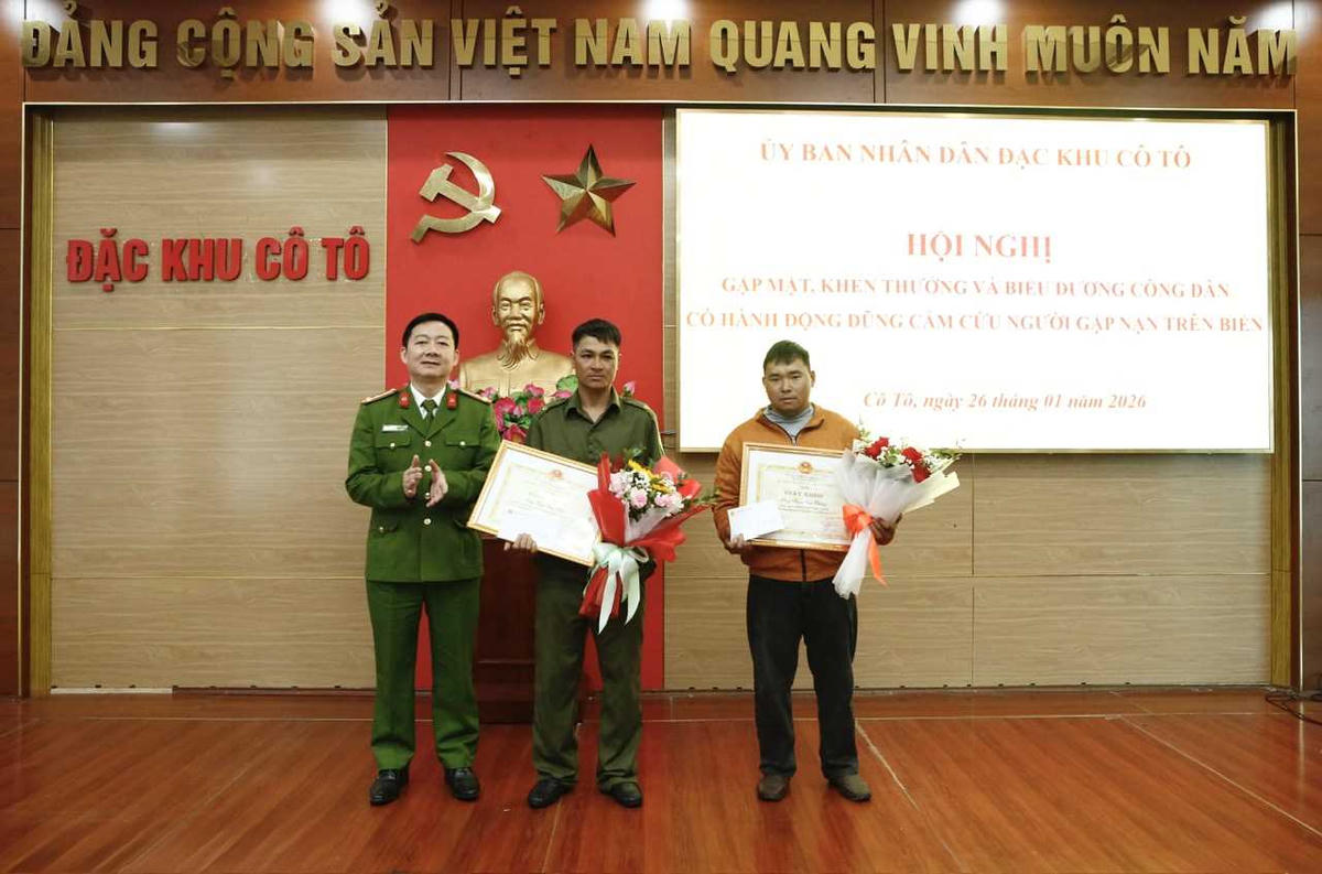 Trưởng Công an đặc khu Cô Tô Nguyễn Triều Hưng trao thưởng cho anh Thái Văn Ninh và anh Phạm Văn Thắng. Ảnh: Đặc khu Cô Tô