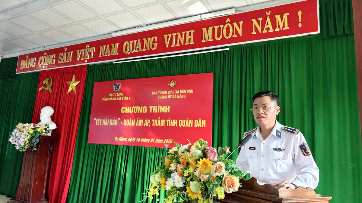 Đại tá Nguyễn Tiến Đức, Phó Chính ủy Bộ Tư lệnh Vùng Cảnh sát biển 2 phát biểu chúc Tết nhân dân, chính quyền địa phương. Ảnh: CV.