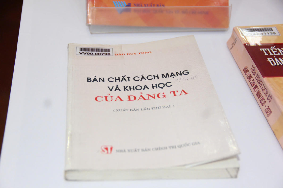 Triển lãm giới thiệu gần 800 tư liệu tiêu biểu, được tuyển chọn từ nguồn tư liệu phong phú của Thư viện Quốc gia Việt Nam, phản ánh một cách hệ thống và toàn diện quá trình hình thành, phát triển và lãnh đạo cách mạng Việt Nam của Đảng qua các kỳ Đại hội. Ảnh: NH.