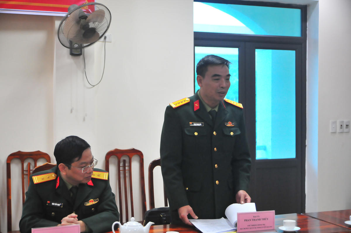 Đại tá Phan Thanh Thủy - Chủ nhiệm Chính trị Bộ Chỉ huy Quân sự tỉnh Tuyên Quang phát biểu tham luận tại Hội nghị. Ảnh: Xuân Trường.