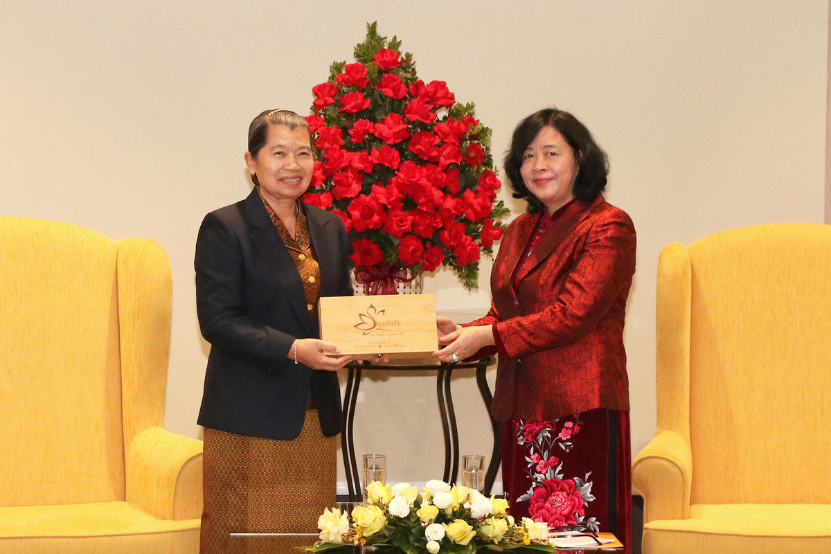 Chủ tịch UBTƯ MTTQ Việt Nam Bùi Thị Minh Hoài tặng quà lưu niệm cho Chủ tịch Hội đồng Quốc gia Mặt trận Đoàn kết Phát triển Tổ quốc Campuchia Men Sam An.