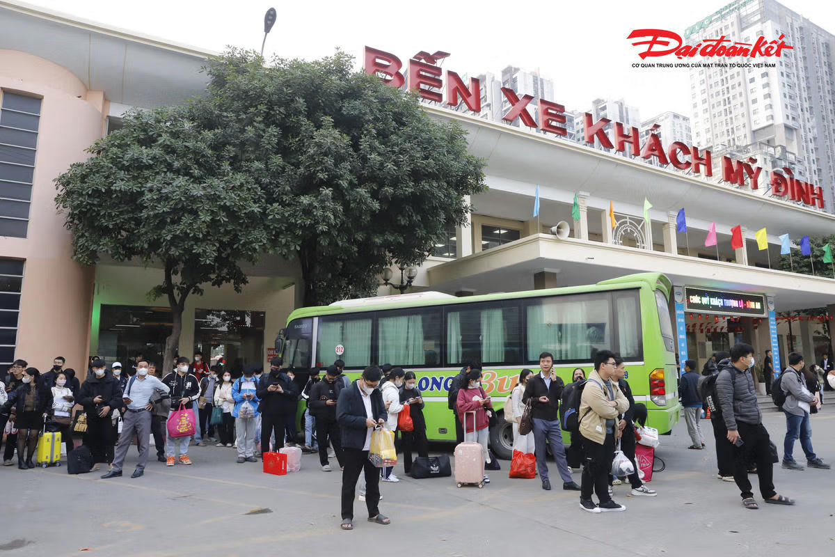 Hành khách tại Bến xe Mỹ Đình.