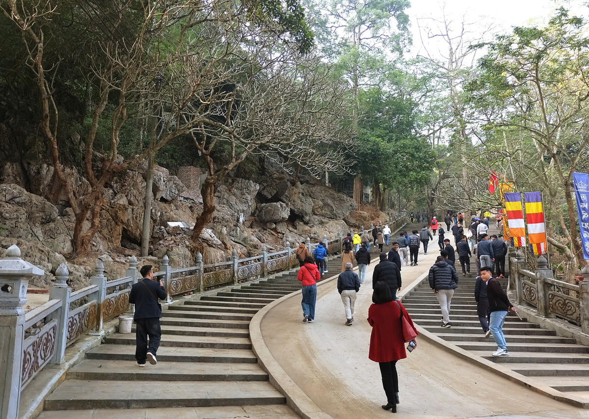 Chùa Hương đã được chỉnh trang không gian, đổi mới trong công tác quản trị và quản lý điểm đến. 	Ảnh: P. Sỹ