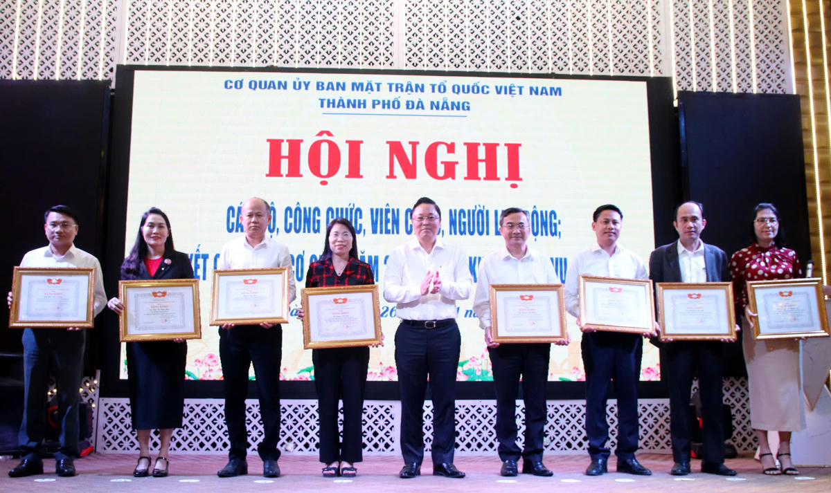 Khen thưởng các cá nhân tại hội nghị. Ảnh: Nguyễn Tú