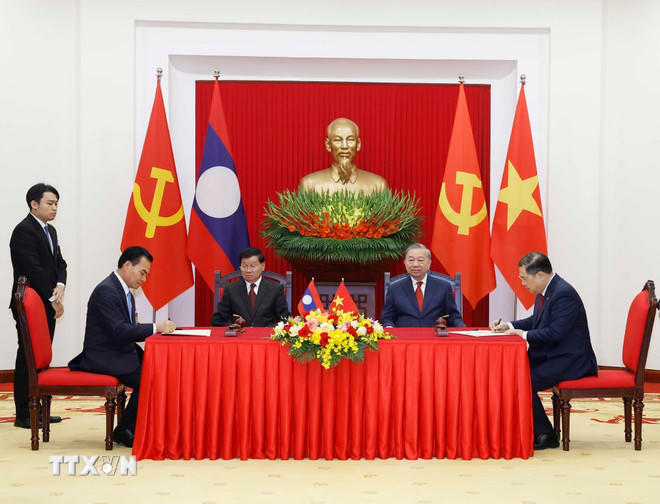 Tổng Bí thư Tô Lâm và Tổng Bí thư, Chủ tịch nước Lào Thongloun Sisoulith chứng kiến lễ ký Thỏa thuận hợp tác giữa Văn phòng Trung ương Đảng Cộng sản Việt Nam và Văn phòng Trung ương Đảng Nhân dân Cách mạng Lào giai đoạn 2026-2030. (Ảnh: Thống Nhất/TTXVN).