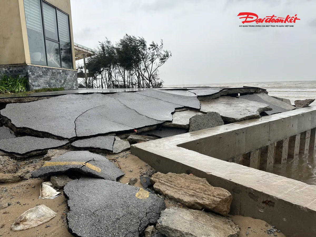 Hạ tầng xung quanh dự án cũng hư hỏng nghiêm trọng. Ảnh: Hạnh Nguyên.