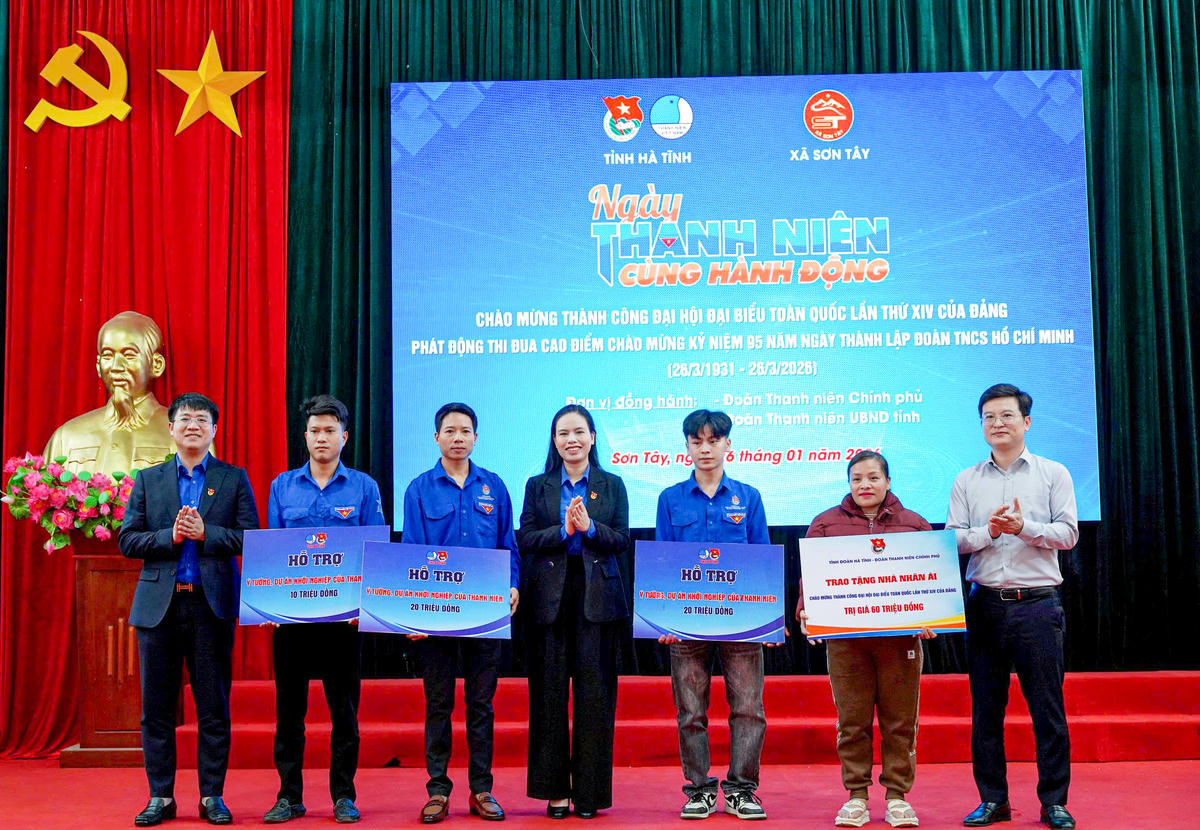 Ban tổ chức trao biểu trưng hỗ trợ xây dựng nhà nhân ái cho 1 hộ dân và mô hình sinh kế cho 3 thanh niên trên địa bàn xã Sơn Tây. Ảnh: Cẩm Kỳ&nbsp;