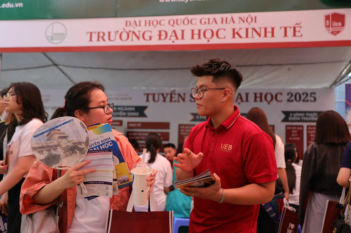 Thí sinh tìm hiểu thông tin tuyển sinh của trường đại học.