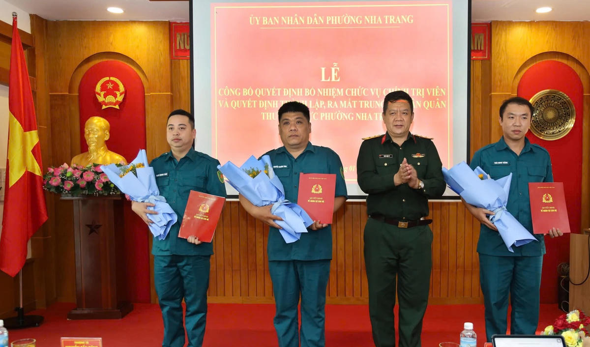Ban Chỉ huy quân sự phường Nha Trang trao quyết định bổ nhiệm các tiểu đội trưởng thuộc Trung đội Dân quân thường trực phường Nha Trang. (ảnh X.H)