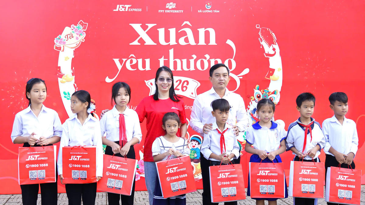 Đại diện chính quyền xã và bà Nguyễn Thị Phượng-Giám đốc truyền thông J&amp;T Express Việt Nam đang trao quà cho các em học sinh có nỗ lực vươn lên trong học tập.
