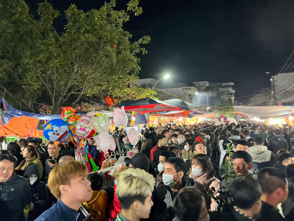 Năm nay, việc đảm bảo an toàn tại hội chợ Viềng xuân là yêu cầu được chính quyền xã Hiển Khánh đặt lên hàng đầu. Ảnh: Duy Hưng.