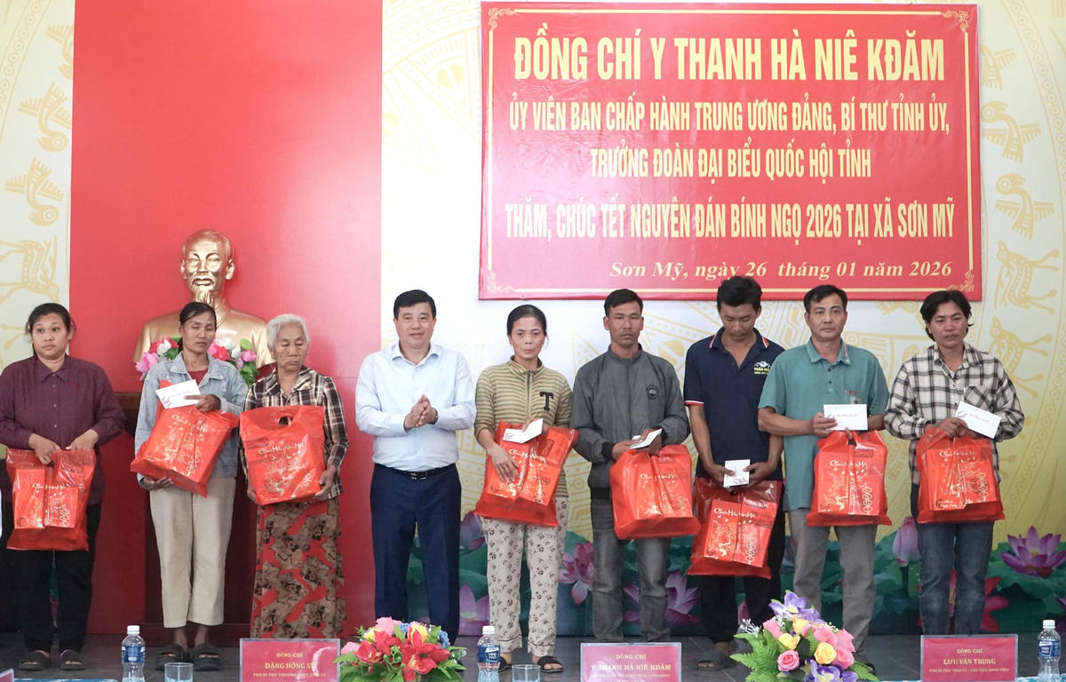 Ông Y Thanh Hà Niê Kđăm, Bí thư Tỉnh ủy Lâm Đồng, tặng quà gia đình người có công, hộ  có hoàn cảnh khó khăn. (ảnh H.P)