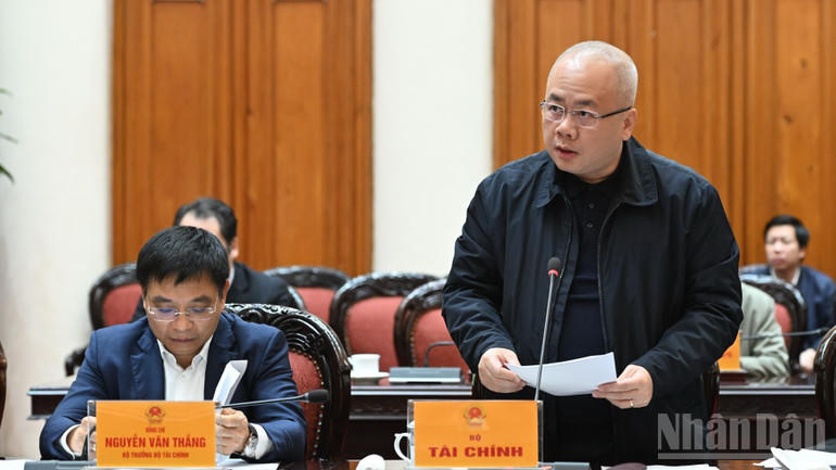 Lãnh đạo Bộ Tài chính phát biểu ý kiến tại phiên họp. (Ảnh: TRẦN HẢI).