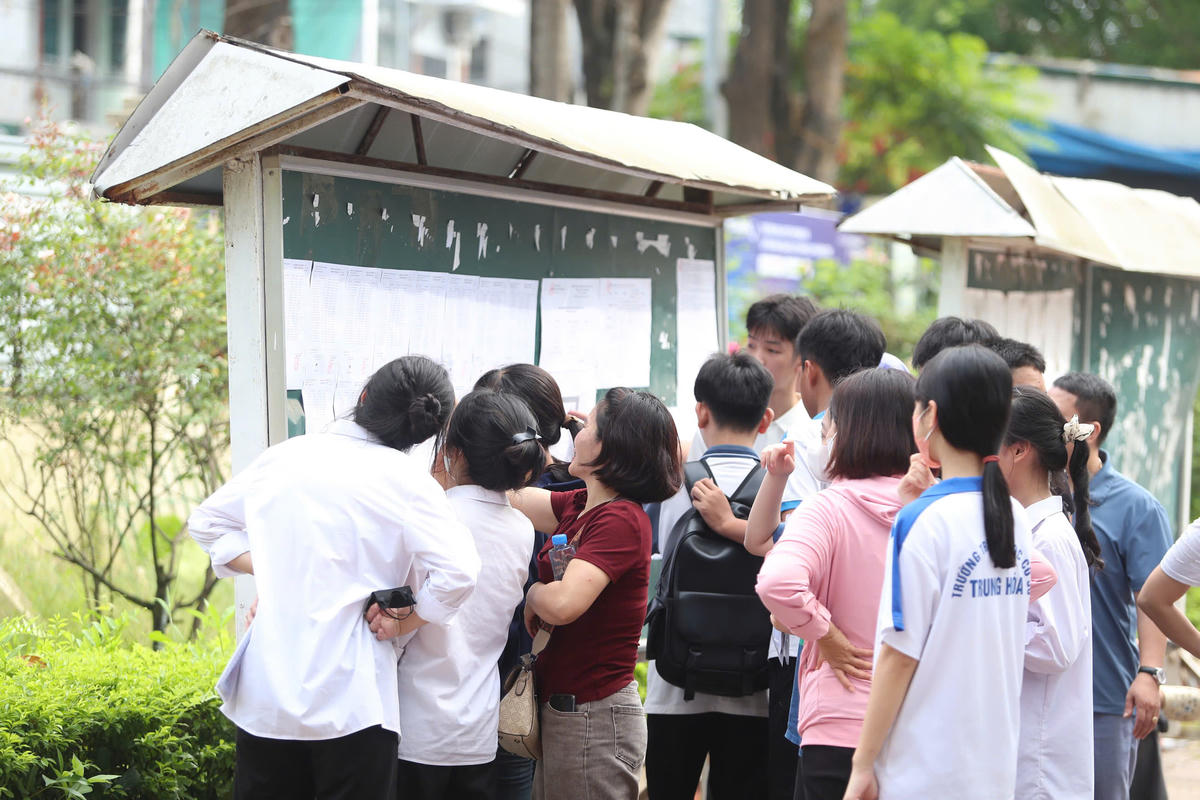 Thí sinh và phụ huynh tại kỳ thi vào lớp 10 công lập tại Hà Nội năm học 2025-2026.