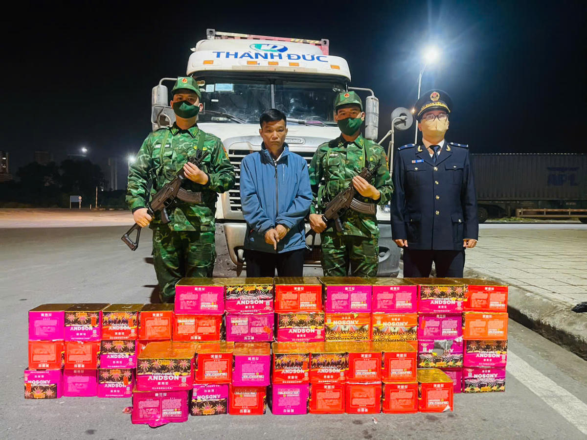 Tổ công tác Đồn Biên phòng Cửa khẩu quốc tế Móng Cái chủ trì, phối hợp cùng lực lượng Công an, Hải quan bắt giữ vụ vận chuyển trái phép 165kg pháo nổ.