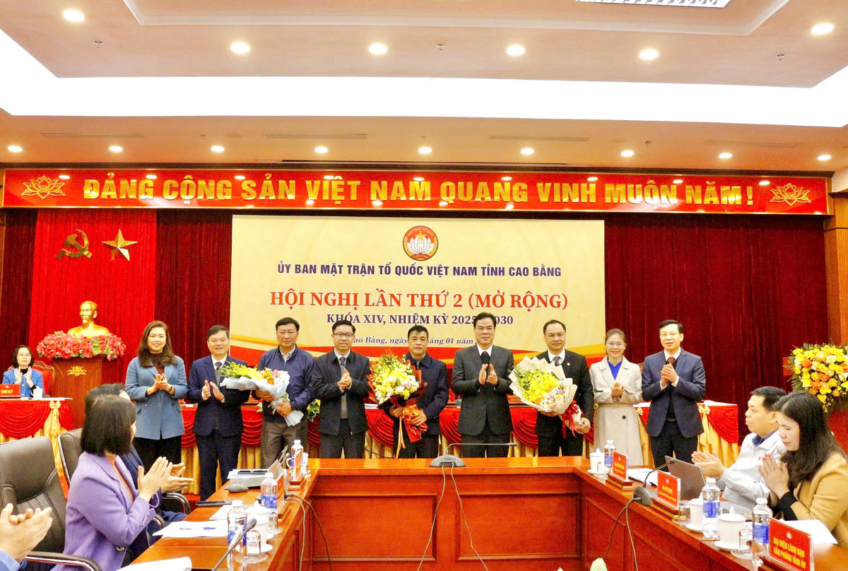 Lãnh đạo tỉnh tặng hoa, chúc mừng 2 tân Phó chủ tịch và một ủy viên Ủy ban MTTQ Việt Nam tỉnh Cao Bằng. Ảnh: Hân Nguyễn.