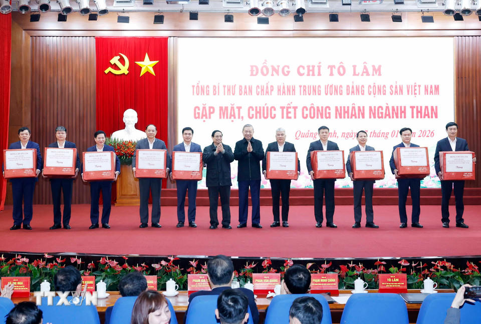 Tổng Bí thư Tô Lâm, Thủ tướng Phạm Minh Chính tặng quà cho các tập thể. (Ảnh: Thống Nhất/TTXVN)
