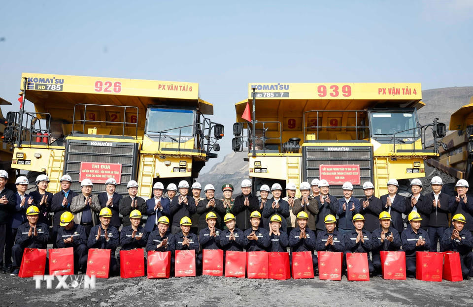 Tổng Bí thư Tô Lâm, Thủ tướng Phạm Minh Chính thăm, chúc Tết, tặng quà cán bộ, công nhân trực tiếp sản xuất tại Công ty Cổ phần Than Đèo Nai-Cọc Sáu, Tập đoàn Công nghiệp Than và Khoáng sản Việt Nam, tại tỉnh Quảng Ninh. (Ảnh: Thống Nhất/TTXVN)