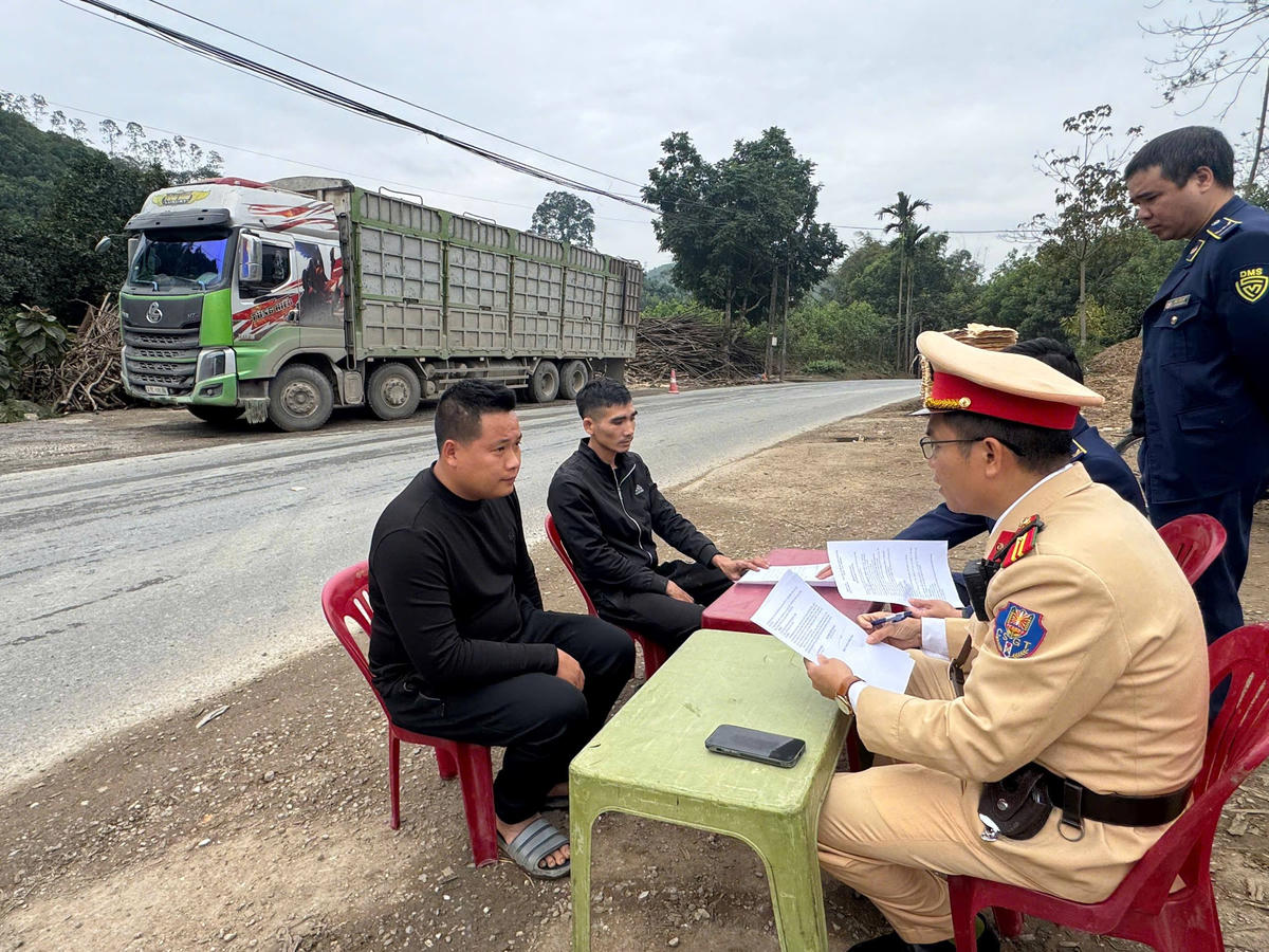 Lực lượng chức năng lập biên bản vi phạm. Ảnh: Công an tỉnh Lào Cai.